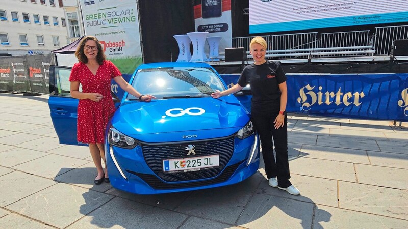 Die Stadträte Constance Mochar und Sandra Wassermann mit dem E-Carsharing. (Bild: Tragner Christian/Christian Tragner)