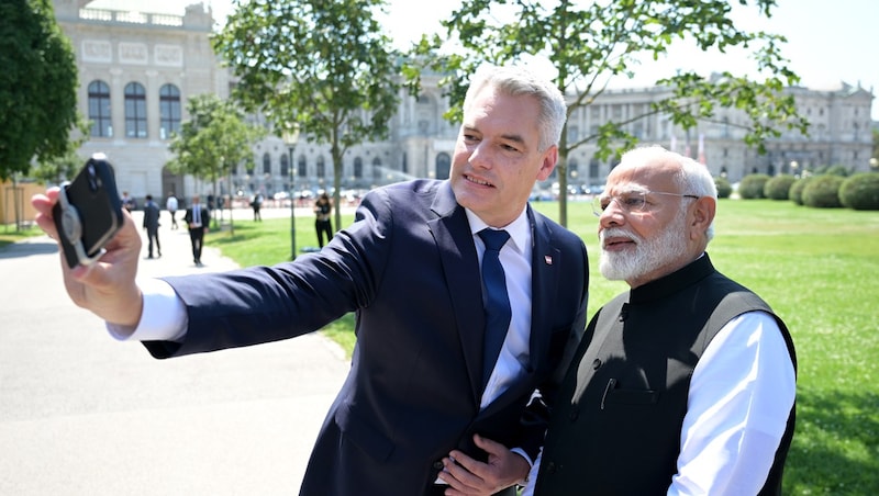 On the way from the Chancellery to the Hofburg, a selfie was taken at Heldenplatz. (Bild: APA/ROLAND SCHLAGER)