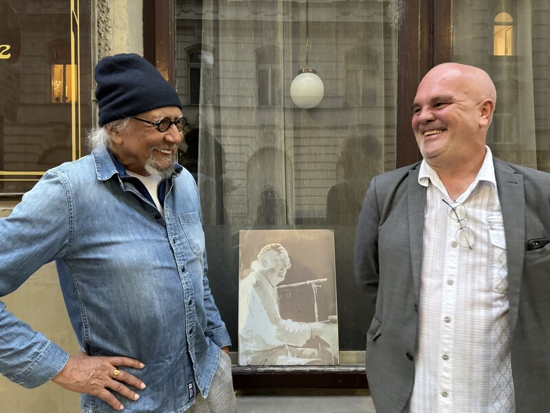 Die Riemergasse in der Wiener Innenstadt ist ein guter Boden für den Jazz: Hier wohnte Friedrich Gulda (Mitte), hier befindet sich das Porgy&Bess mit Christoph Huber (rechts) und hier kehrt immer wieder gerne Charles Llyod (links) ein. (Bild: (c) Porgy&Bess)