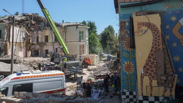 Parts of the hospital were completely destroyed. (Bild: AP ( via APA) Austria Presse Agentur/Evgeniy Maloletka)