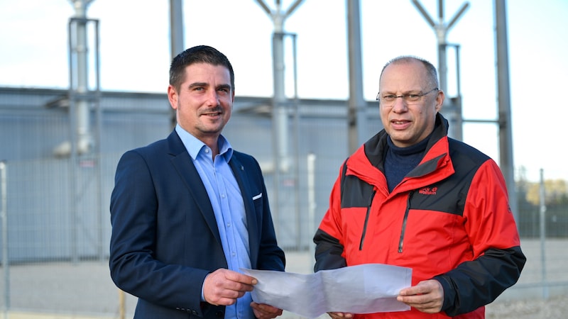 Hargelsberg's village head Christoph Lichtenauer (left) and Kronstorf's mayor Christian Kolarik (Bild: Wenzel Markus)