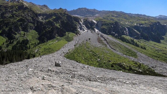 Der Berg ist in Bewegung, Felsen donnern zu Tal. Im Bild die Sattelkarrutschung im ...
