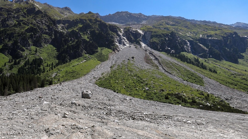 The mountain is in motion, rocks thunder down into the valley. The picture shows the Sattelkarr landslide in the Obersulzbachtal valley. Here you can observe the effects of climate change up close. (Bild: Roland Hölzl)