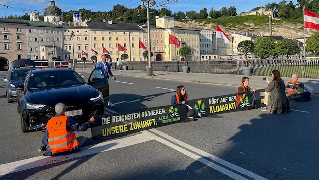 One of the sticker campaigns on the Salzburg State Bridge (Bild: Markus Tschepp/Tschepp Markus, Krone KREATIV)