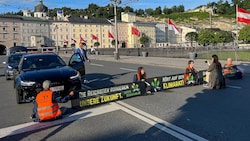 Eine der Klebe-Aktionen auf der Salzburger Staatsbrücke (Bild: Markus Tschepp/Tschepp Markus, Krone KREATIV)