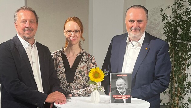 Buchpräsentation: Landeschef Doskozil mit Moderatorin Nikola Löwenstein und Markus Honsig (Ecowin Verlag). (Bild: Philipp Wagner)