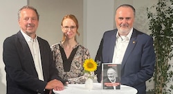 Buchpräsentation: Landeschef Doskozil mit Moderatorin Nikola Löwenstein und Markus Honsig (Ecowin Verlag). (Bild: Philipp Wagner)