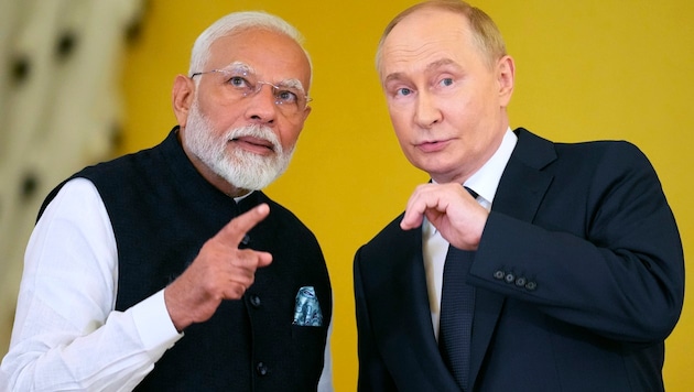 The former "dear friend" Modi (left) has gently criticized Putin's Ukraine campaign - and is said to have incurred the wrath of the Kremlin chief as a result. (Bild: AP/Alexander Zemlianichenko)