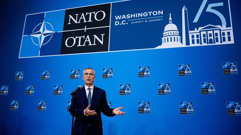 Jens Stoltenberg főtitkár a washingtoni NATO-csúcstalálkozóra való megérkezésekor (Bild: APA/Getty Images via AFP/GETTY IMAGES/Andrew Harnik)