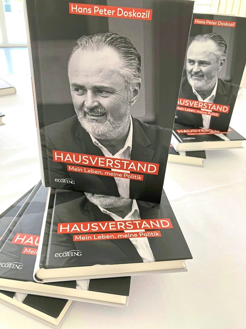 Das neue Buch des Landeshauptmannes (Bild: APA/JUDITH HÖGERL / APA / picturedesk.com)