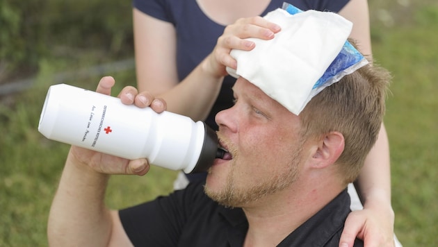 Bei Überhitzung: Kopf- und Nacken mit feuchten Tüchern bedecken und Wasser trinken (Bild: Österreichisches Rote Kreuz (ÖRK) / Markus Hechenberger)