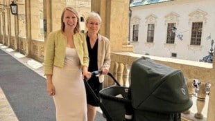 Landtagsabgeordnete Julia Majcan (ÖVP) mit Mutter Gabriele und Tochter Johanna im Landhaus (Bild: Privat)