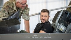 Selenskyj beim Probesitzen in einem dänischen F-16-Jet (Archivbild) (Bild: AFP/Mads Claus Rasmussen)