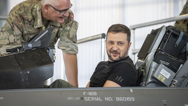 Zelenszkij egy dán F-16-os repülőgép tesztrepülése (archív kép) (Bild: AFP/Mads Claus Rasmussen)