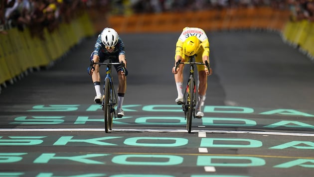 Jonas Vingegaard wins the 11th stage in a photo finish against Tadej Pogacar ... (Bild: Associated Press)