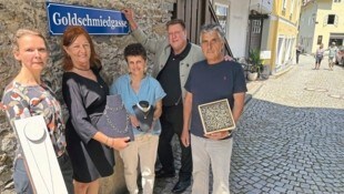 Gabriele Andres, Astrid Perauer, Andrea Kratzwald, Josef Jury und Johann Wieltsch vor dem neuen ...