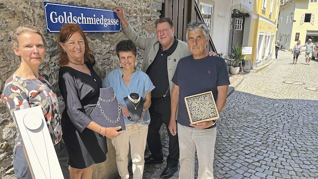 Gabriele Andres, Astrid Perauer, Andrea Kratzwald, Josef Jury und Johann Wieltsch vor dem neuen Straßenschild. (Bild: Elisa Aschbacher)