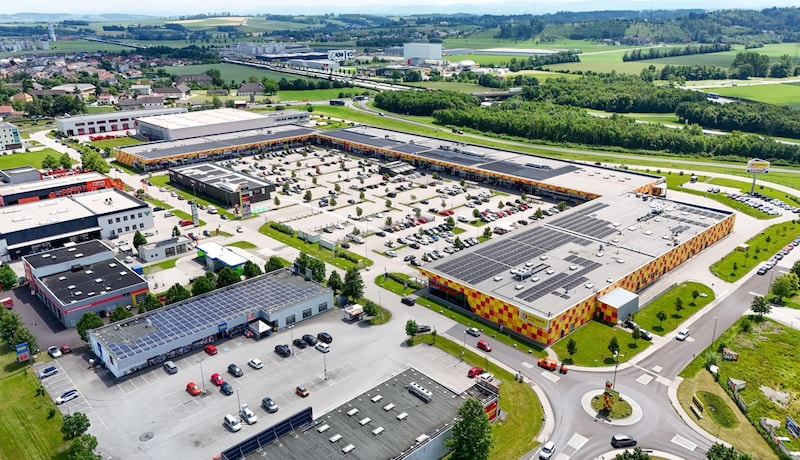 Der Frunpark in Asten hat ein Parksystem, das Kennzeichen automatisch erfasst. Vier Stunden sind kostenlos. (Bild: Dostal Harald)