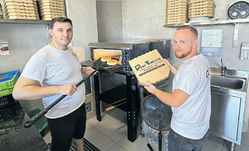 Heißer Arbeitsplatz: Serif Gül und Mitarbeiter Christian schwitzen am Pizzaofen im Dorfimbiss Rudersdorf. (Bild: Christian Schulter)