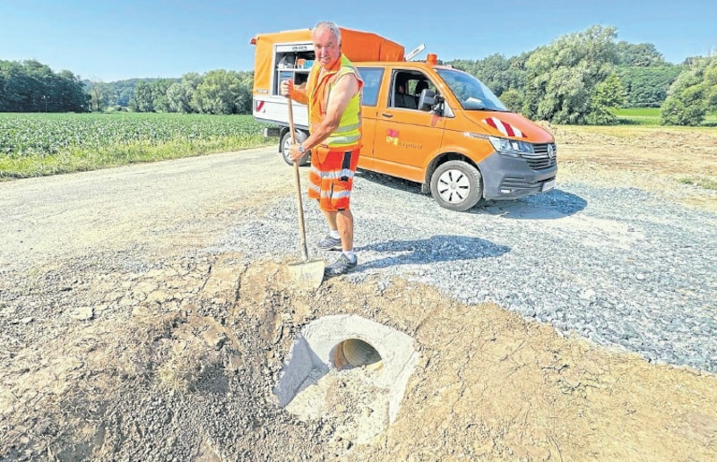 Durchbeißen auf der Baustelle, trotz 30 Grad und mehr – so lautet die Devise bei Ewald Neubauer . (Bild: Christian Schulter)