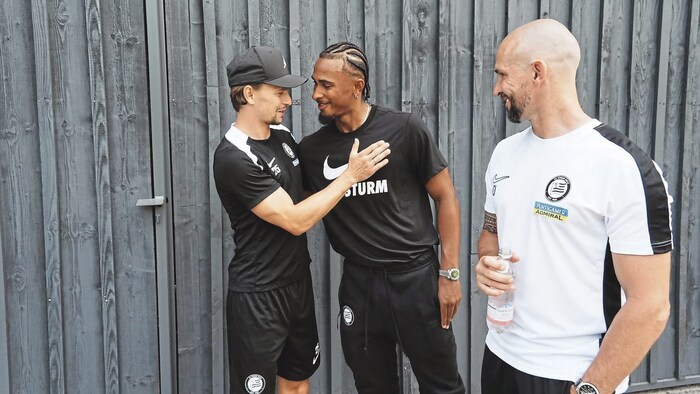 Coach Ilzer und Kapitän Hierländer mit Neuzugang Aiwu.