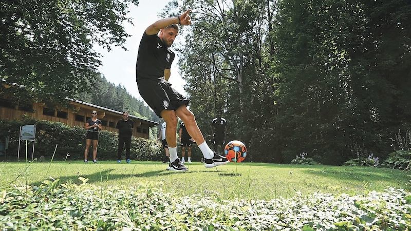 Emir Karic beim Fußball-Golf mit den Mitarbeitern. (Bild: Pail Sepp/Sepp Pail)