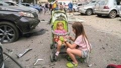 Kinder sind die ärmsten Opfer des russischen Angriffskriegs. Sie wachsen inmitten von Trümmern und Scherben auf. In ständiger Angst, dass wieder eine Rakete einschlägt. (Bild: AP ( via APA) Austria Presse Agentur/EVGENIY MALOLETKA)