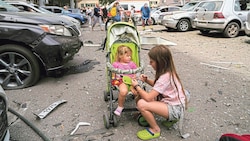 Kinder sind die ärmsten Opfer des russischen Angriffskriegs. Sie wachsen inmitten von Trümmern und Scherben auf. In ständiger Angst, dass wieder eine Rakete einschlägt. (Bild: AP ( via APA) Austria Presse Agentur/EVGENIY MALOLETKA)