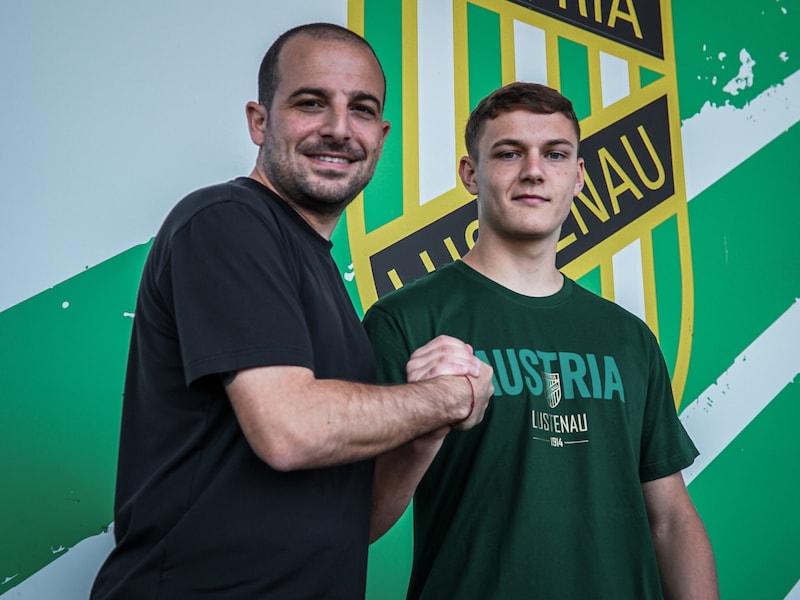 Youngster Leo Schachner (r.) signed with the pros. (Bild: Austria Lustenau)