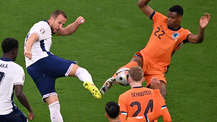 Denzel Dumfries (r.) foulte Harry Kane im Strafraum.