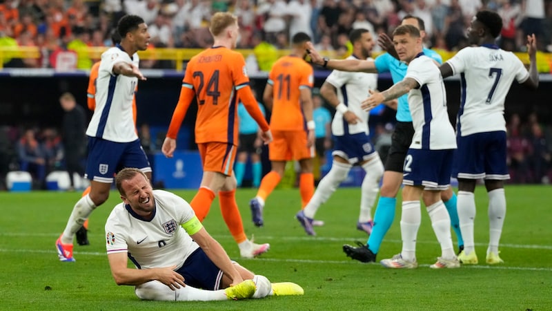 Kane remained on the ground. (Bild: AP ( via APA) Austria Presse Agentur/ASSOCIATED PRESS)