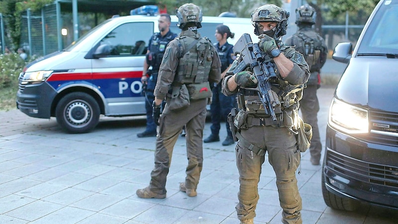 The police roamed the metropolis with a large contingent and wanted to restore peace and order. (Bild: Bartel Gerhard)