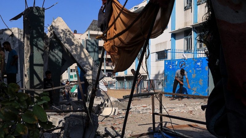 A sátortábor, amelyet eltaláltak, ahol az emberek focit néztek... (Bild: AFP/Eyad Baba)