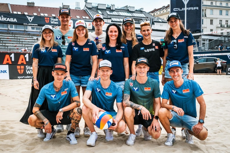 Die Skisprung-Nationalmannschaft am Centercourt in Wien. (Bild: ACTS/Bernhard Horst)