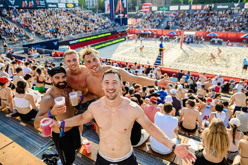 Marcel, Sam, Stefan und Philipp feiern bis Sonntag auf der „Beach-Party“. (Bild: Urbantschitsch Mario/Mario Urbantschitsch)