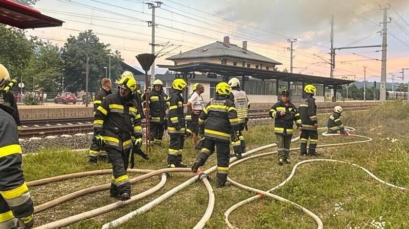 Durch das rasche Eingreifen der Feuerwehren konnte Schlimmeres verhindert werden.  (Bild: FF Föderlach)