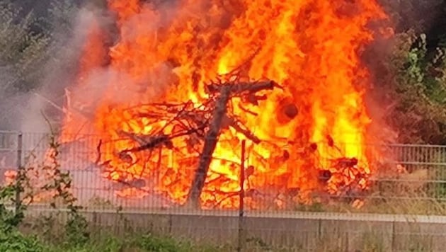 A pile of wood was on fire. (Bild: FF Föderlach)