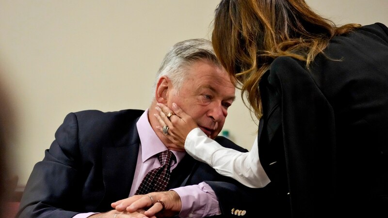 Ehefrau Hilaria stand Alec Baldwin vor Gericht bei. (Bild: APA/AP Photo/Ross D. Franklin, Pool)