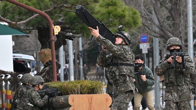 Die Drohnenabwehr soll künftig auch durch Laser möglich sein. (Symbolbild) (Bild: AFP/Jung Yeon-je)