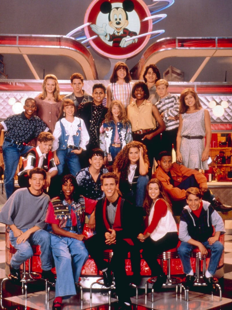 Keri Russell (center) was part of the "Mickey Mouse Club". She was joined by JC Chasez, Justin Timberlake, Christina Aguilera and Britney Spears, among others, on the children's show. (Bild: Everett Collection / picturedesk.com)