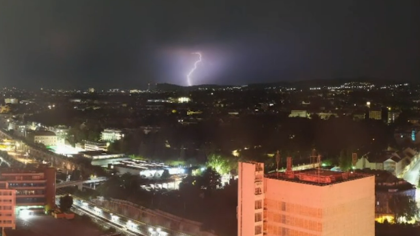 Thunderstorm cell over the capital. (Bild: Krone KREATIV/krone.at)