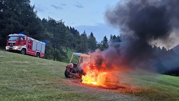 Beim Eintreffen der Feuerwehr brannte das Gefährt lichterloh. (Bild: FF Matrei i.O.)