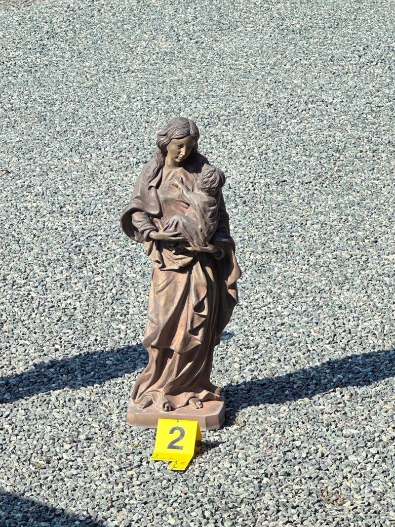 Diese Bronzefiguren wurden im Auto der Täter gefunden – möglicherweise stammen sie von Diebstählen auf Friedhöfen. (Bild: Christian Schulter)