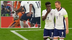 „Beichtet“ Bukayo Saka hier Harry Kane, dass er den Ball vor dem Elfmeter-Foul mit der Hand berührt hat? (Bild: Associated Press, twitter.com/TheEuropeanLad)