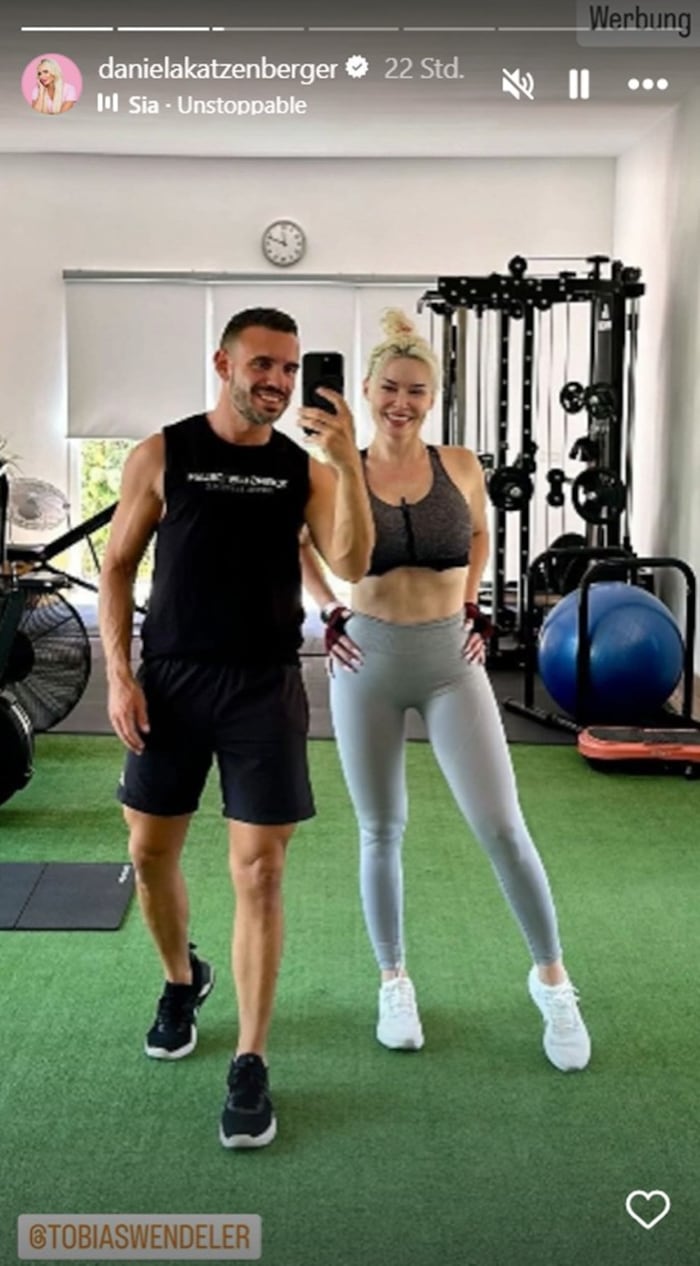 Daniela Katzenberger zeigt stolz ihre Bauchmuskeln.
