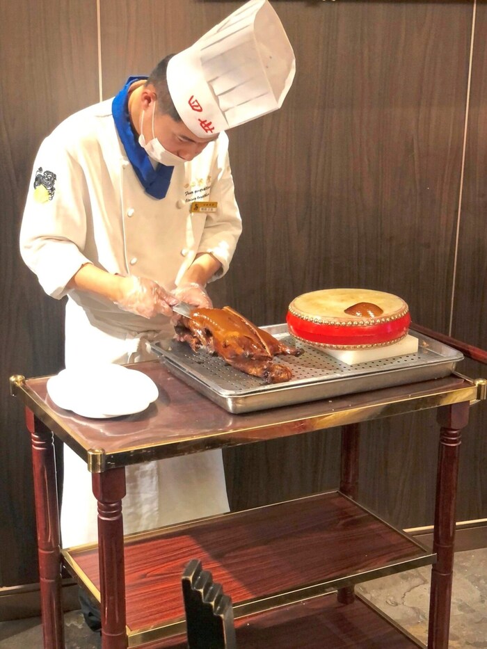 Pekingente: Nur das Brustfleisch mit seiner knusprigen Haut kommt auf die Teller