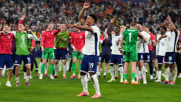 England celebrate Ollie Watkins. (Bild: AP/Frank Augstein)