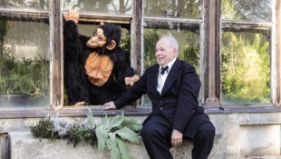 Thomas Kasten als Bruckner-Senior mit dem Affen im Palmenhaus (Bild: Anton Kehrer)