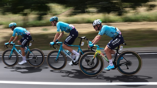 Mark Cavendish (r.) loses a team colleague. (Bild: AFP/APA/Anne-Christine POUJOULAT)