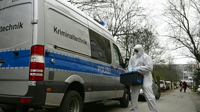 Törvényszéki technikusok akcióban Klette berlini lakásánál